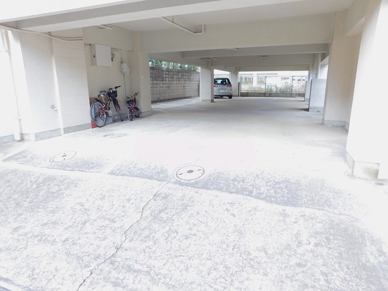 ハウスニューオータニ 駐車場