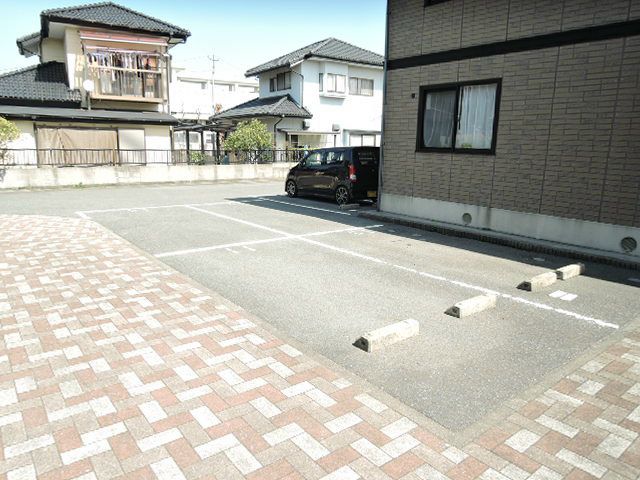 グランドゥールA棟 駐車場