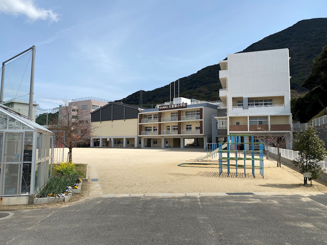 大八ビル(門司) 北九州市立大里柳小学校