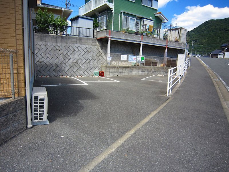 エクレールメゾン湯川 駐車場