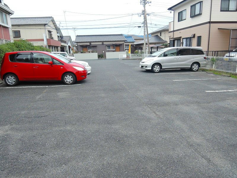 グリーンビレッジ湯川 B棟 駐車場
