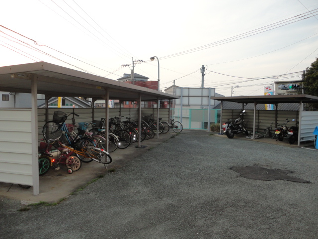 コーポ西鳴水 駐車場