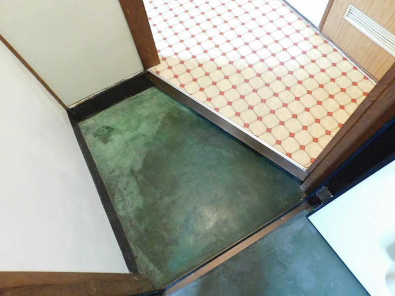 新井ビル 玄関