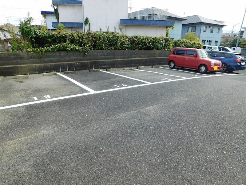 グローリー中村 駐車場