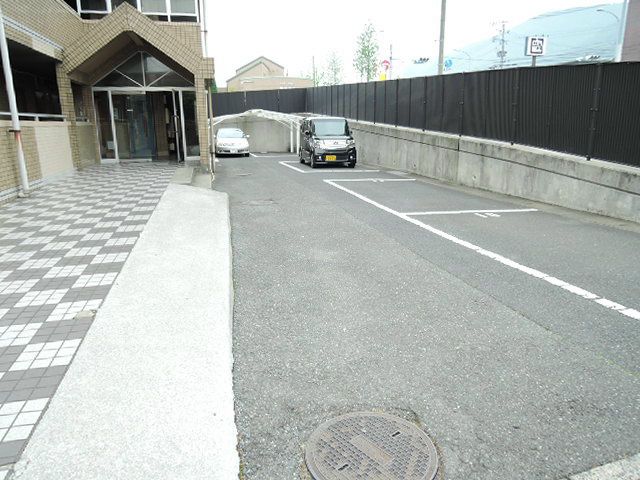 ニューサンリバー小倉 駐車場