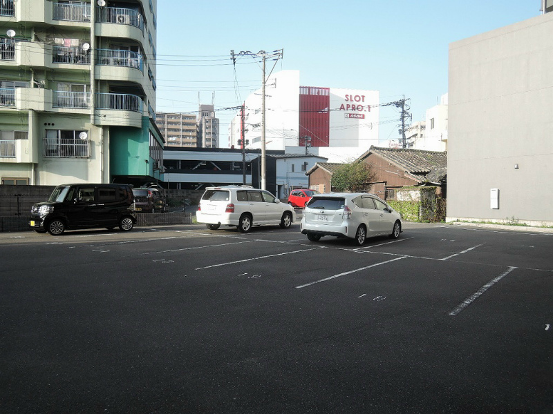 中津口センタービル 駐車場