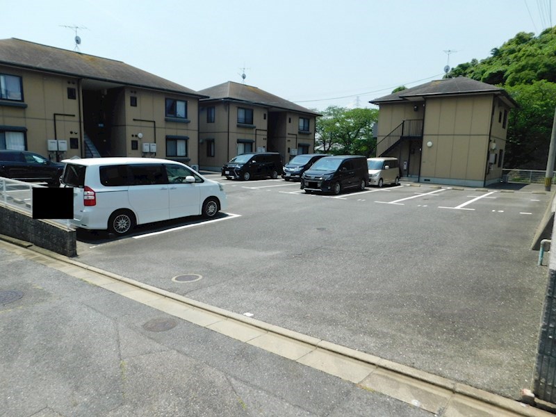 チェリーヒルズE棟 駐車場