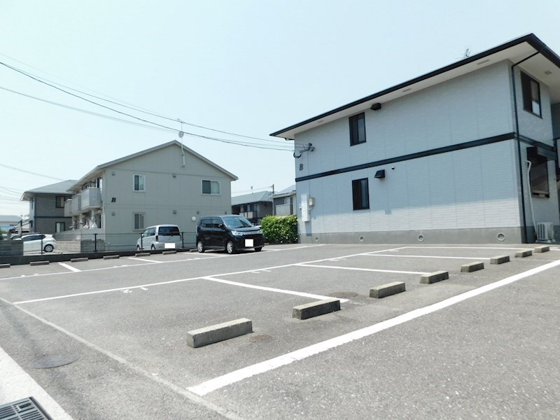 フローラ湯川B棟 駐車場