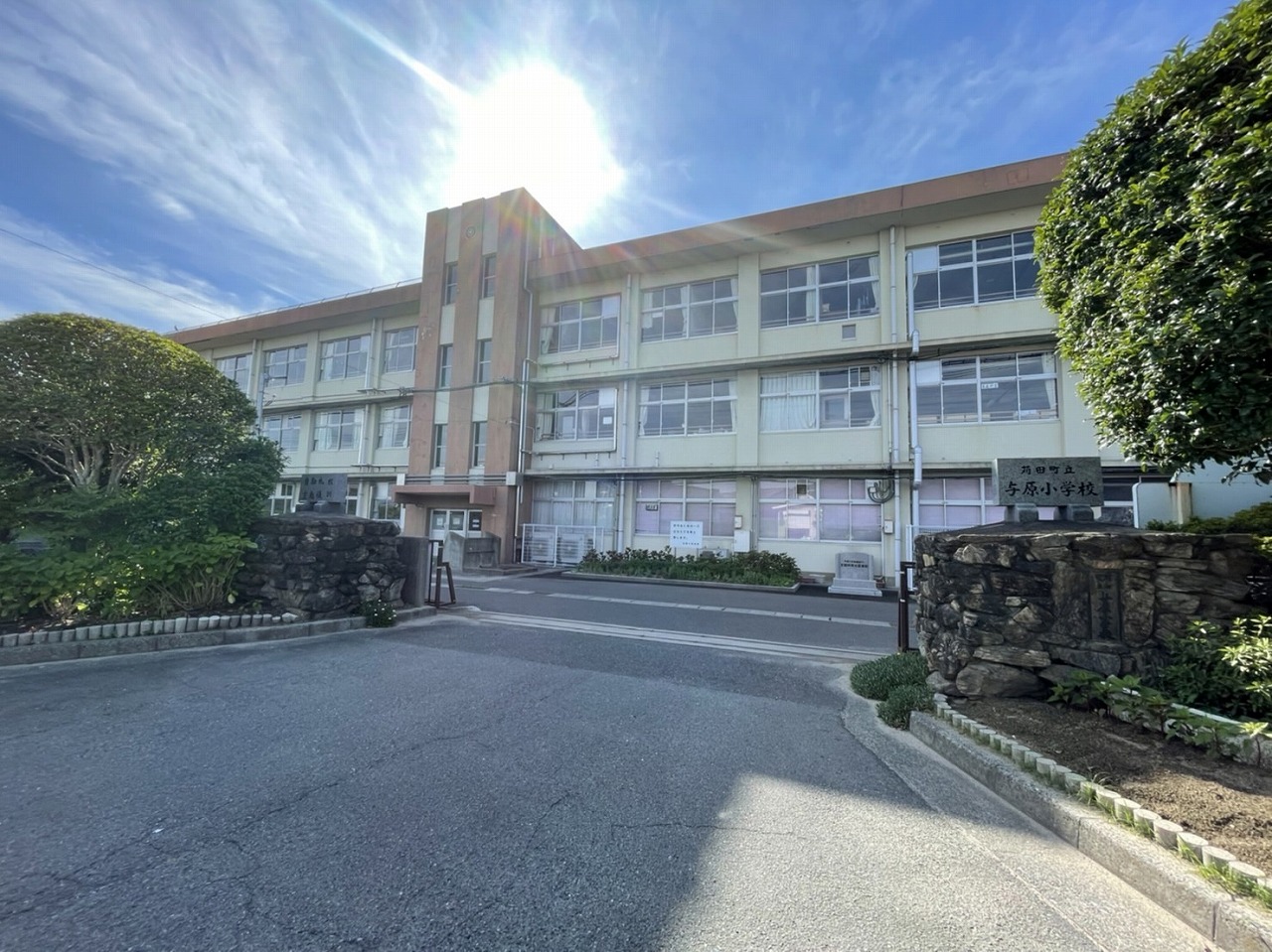 与原二丁目貸店舗 苅田町立新津中学校