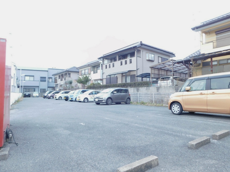 ゴールドハイツ湯川 駐車場