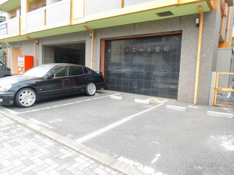 アヴィニール竪町 駐車場