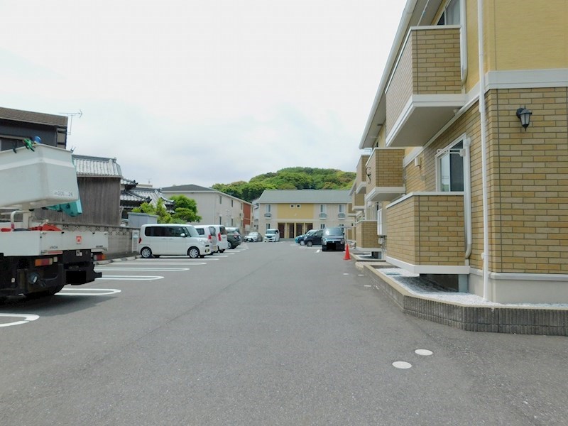 サンヒルズ愛坂C棟  駐車場
