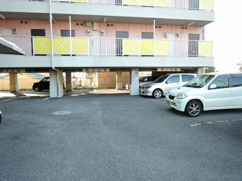 ヤンググレイス若園 駐車場
