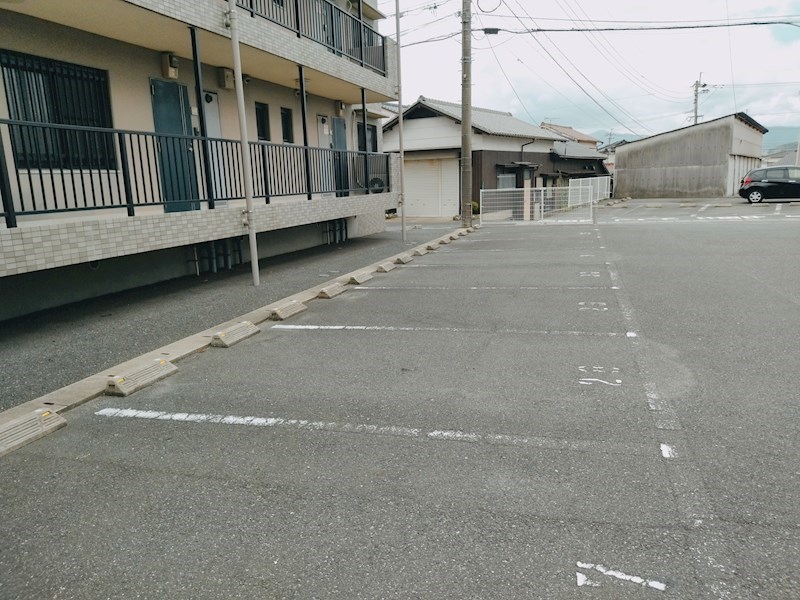 エルスール湯川　参番館 駐車場