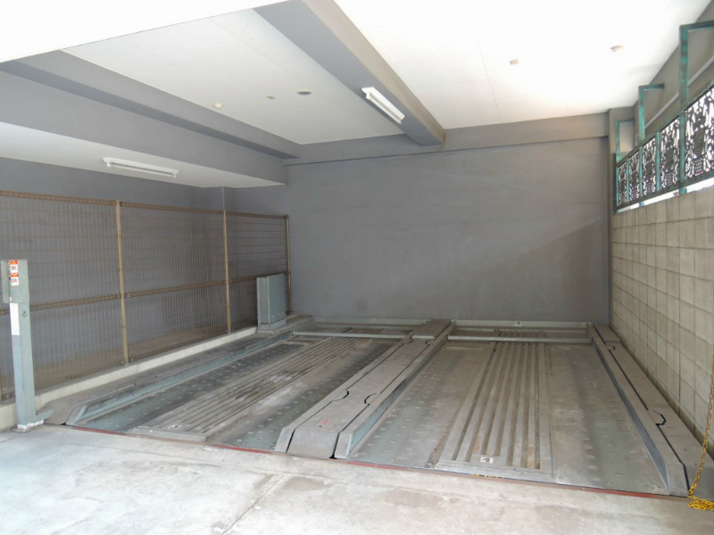 ロイヤルセンターBLD 駐車場