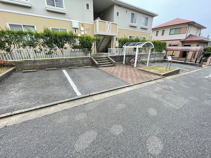 カレッジヒルズ　A棟 駐車場