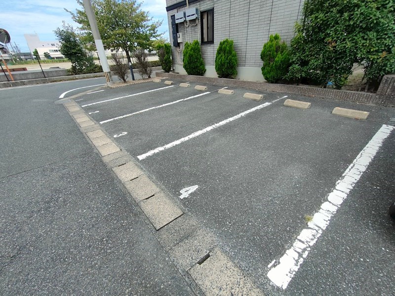 ロイヤルガーデン芳賀 B棟 駐車場