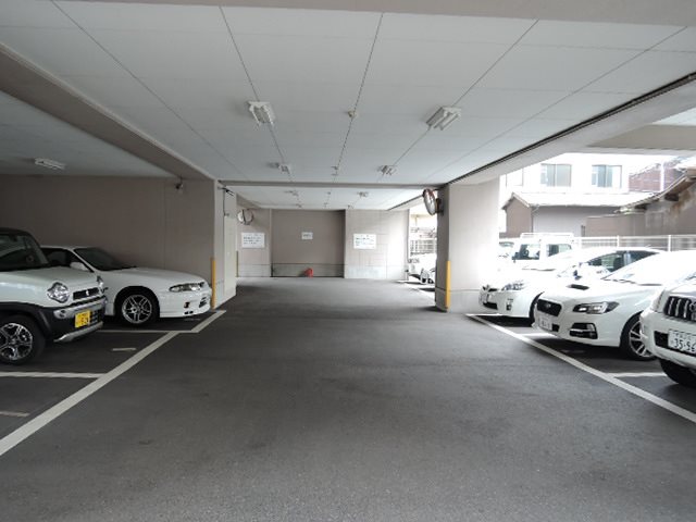 ラフィーネ小倉 駐車場