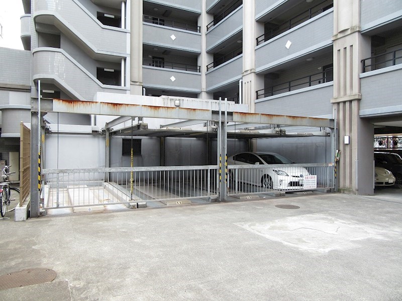 ロイヤルセンターBLD 駐車場