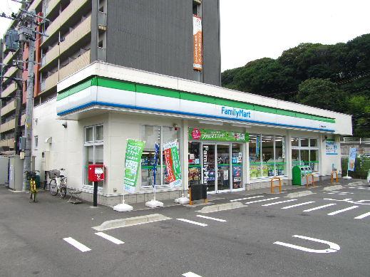 シャンブル日吉台 ﾌｧﾐﾘｰﾏｰﾄ 折尾堀川町店