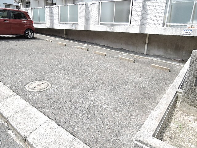 シャトレ新高Ⅰ 駐車場