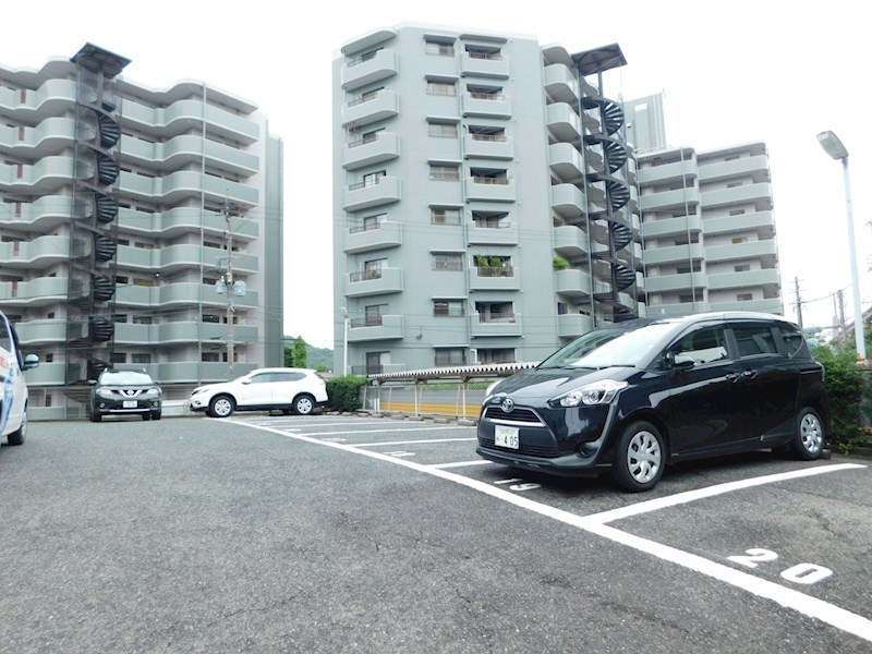 プレジデントタカヤ 駐車場