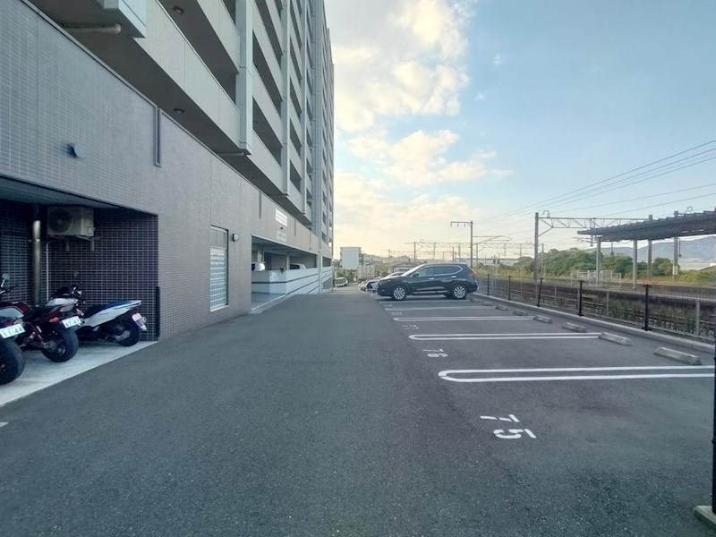ウイングス八幡駅前 駐車場