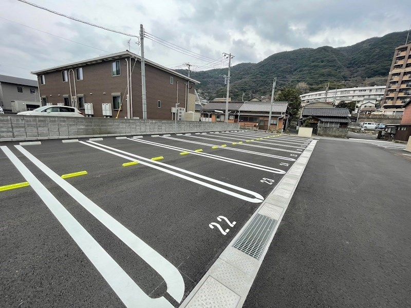 ストレイト葛葉 駐車場