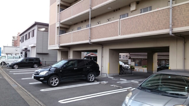 エヴァーグリーンＭ 駐車場