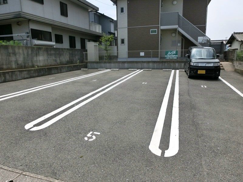 ガーデン　アンソレイユ 駐車場