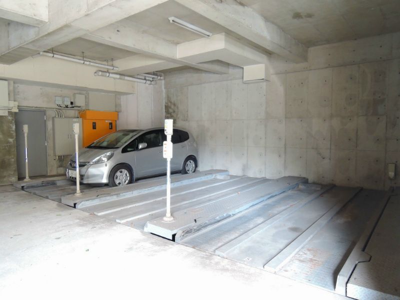 アヴィニール竪町 駐車場