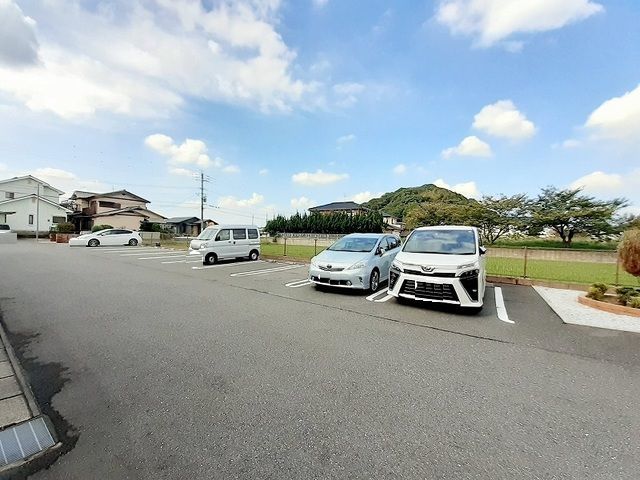 メゾンウィズⅡ 駐車場