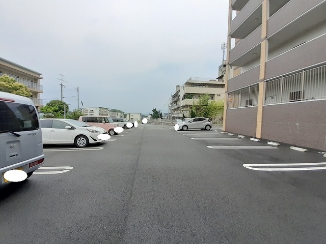 エヴァーグリーンＲ 駐車場