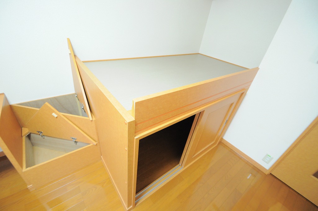 レオパレス陣原 収納付きベット