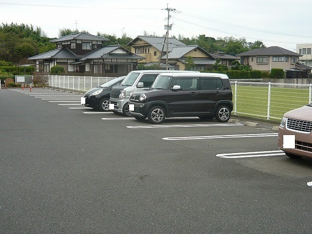 ウェイホームやまのくちＢ 駐車場