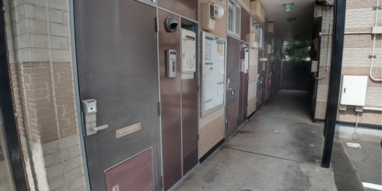 レオパレス新生 共用部分は清掃業者が清掃しています。