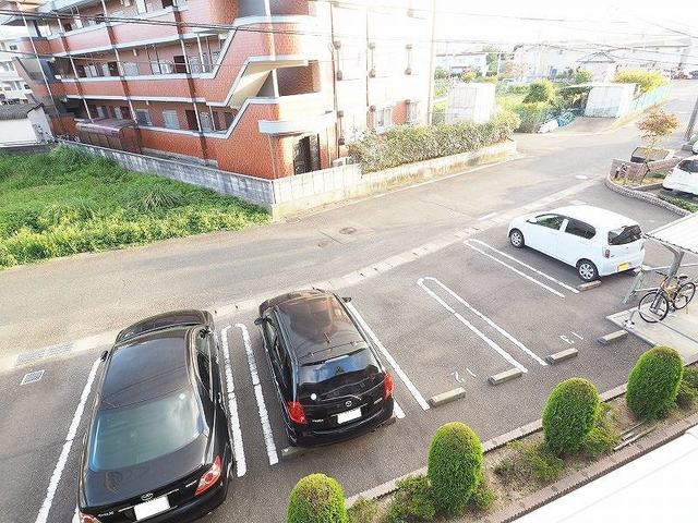 プリムローズ徳力新町Ｂ 駐車場