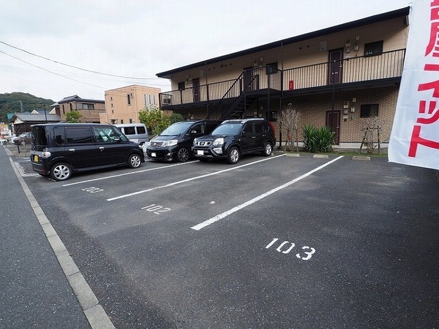 コーポ鷲峰 駐車場