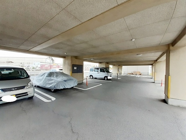 エヴァーグリーンＭ 駐車場