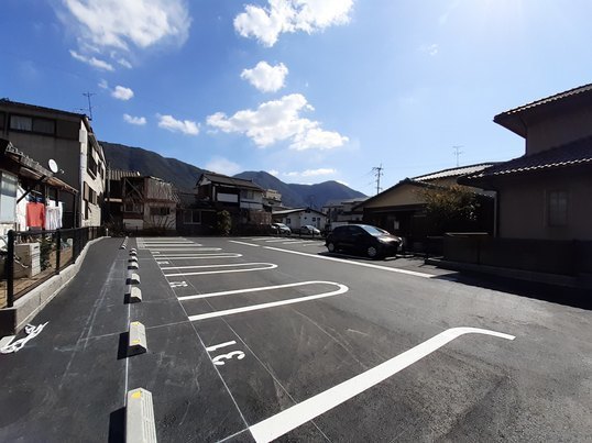 エンラージ・タワー 駐車場