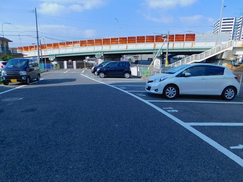 グランドハイツ湯川 駐車場
