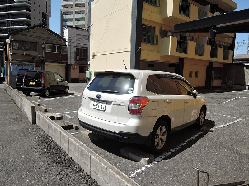 アヴィニール竪町 駐車場
