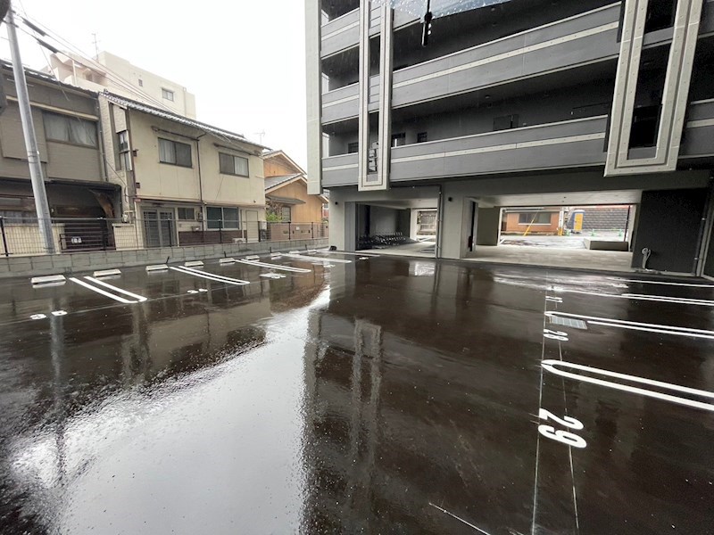 LEGEND高見 駐車場