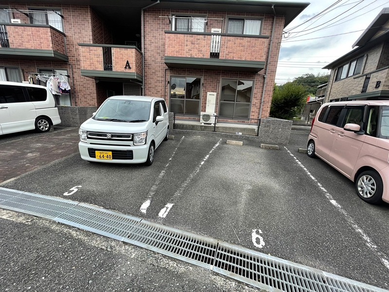 リビングタウン浅川A棟 駐車場