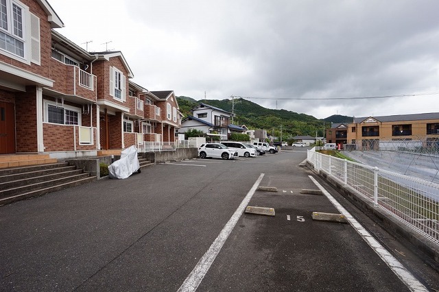 ジュネス馬場Ｂ 駐車場