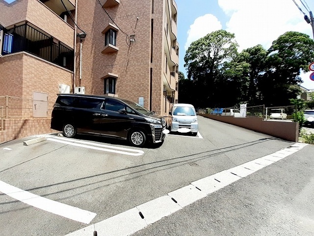 レジデンス竹末 駐車場