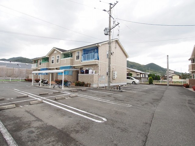 ベルサンライズＢ 駐車場