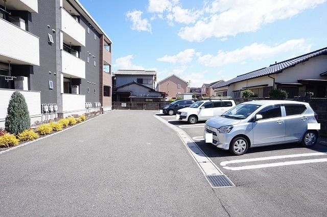ランドコア馬場山緑 駐車場