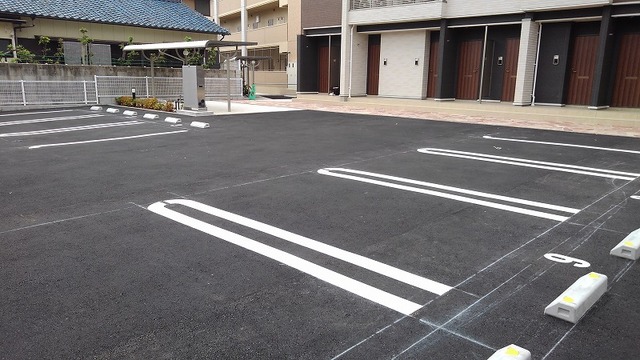 ラインハイム三萩野 駐車場
