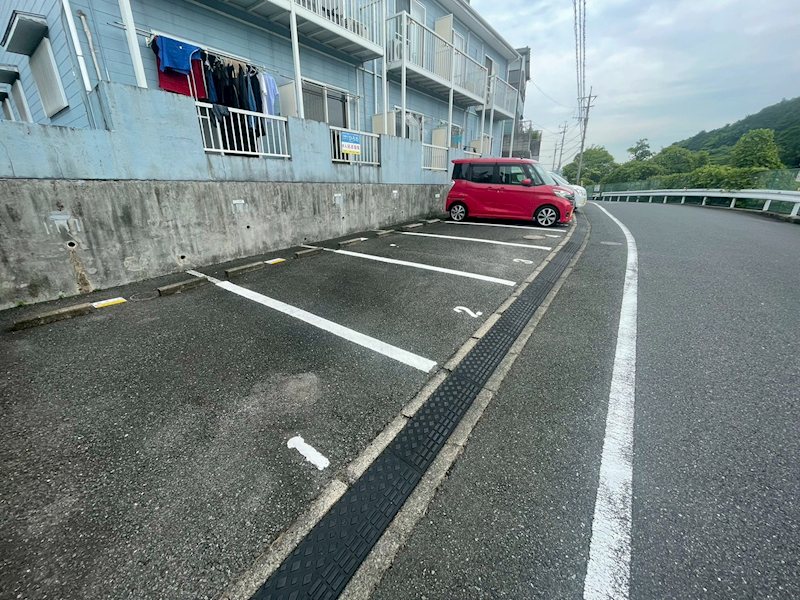 アヴィニール石田 駐車場